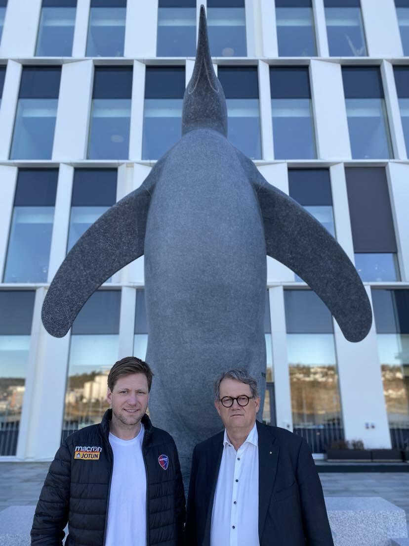 Fredrik og Morten foran hovedkontoret til Jotun